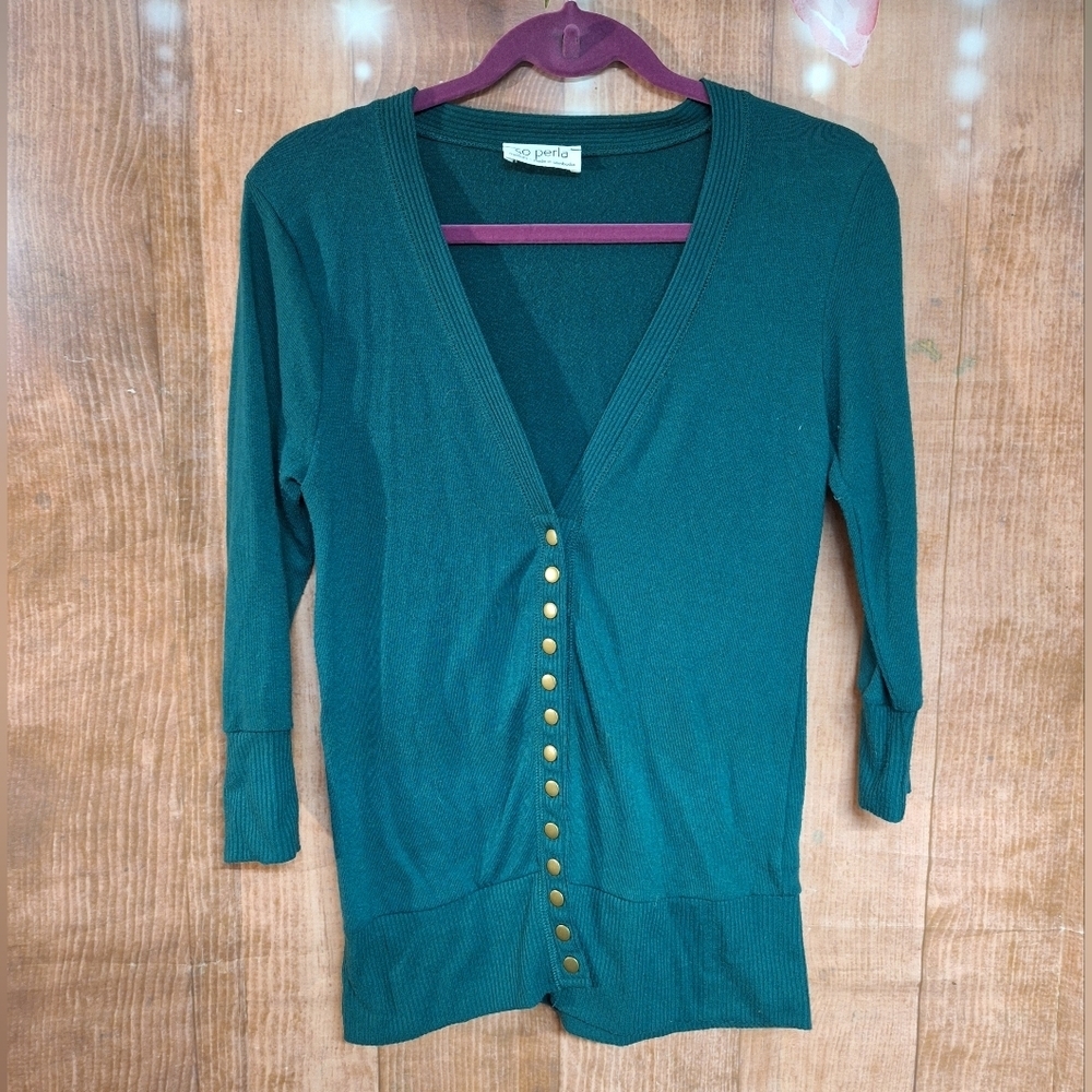 SO PERLA BUTTON DOWN V-NECK GREEN SWEATER SIZE MEDIUM